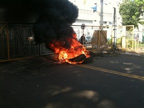 Portão de entrada da Universidade Estadual de Maringá é incendiado